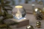 Leuchtkugel mit Weihnachtsmotiv | Glas und Holz | 60×60×75 mm | LED-Licht