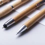 Stylo | Bambou & métal | Encre bleue | Mécanisme à poussoir | Recharge jumbo