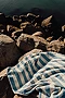 Strandtuch | GRS-zertifizierte recycelte Baumwolle 450 g/m² | 80x160 cm | Streifendesign | Hergestellt in Europa