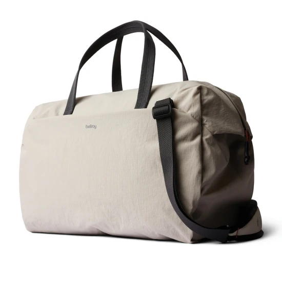 Bellroy Lite duffeltas | rPET | 30L | Verborgen AirTag-vak | Lichtgewicht | Hoge kwaliteit | beige