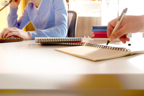 Spiralnotizbuch | 100 % Recyclingpapier | 17,9 x 13,1 cm | 120 linierte Seiten | Mit Kugelschreiber | Schwarz Spiralnotizbuch | 100 % Recyclingpapier | 17,9 x 13,1 cm | 120 linierte Seiten | Mit Kugelschreiber | Schwarz