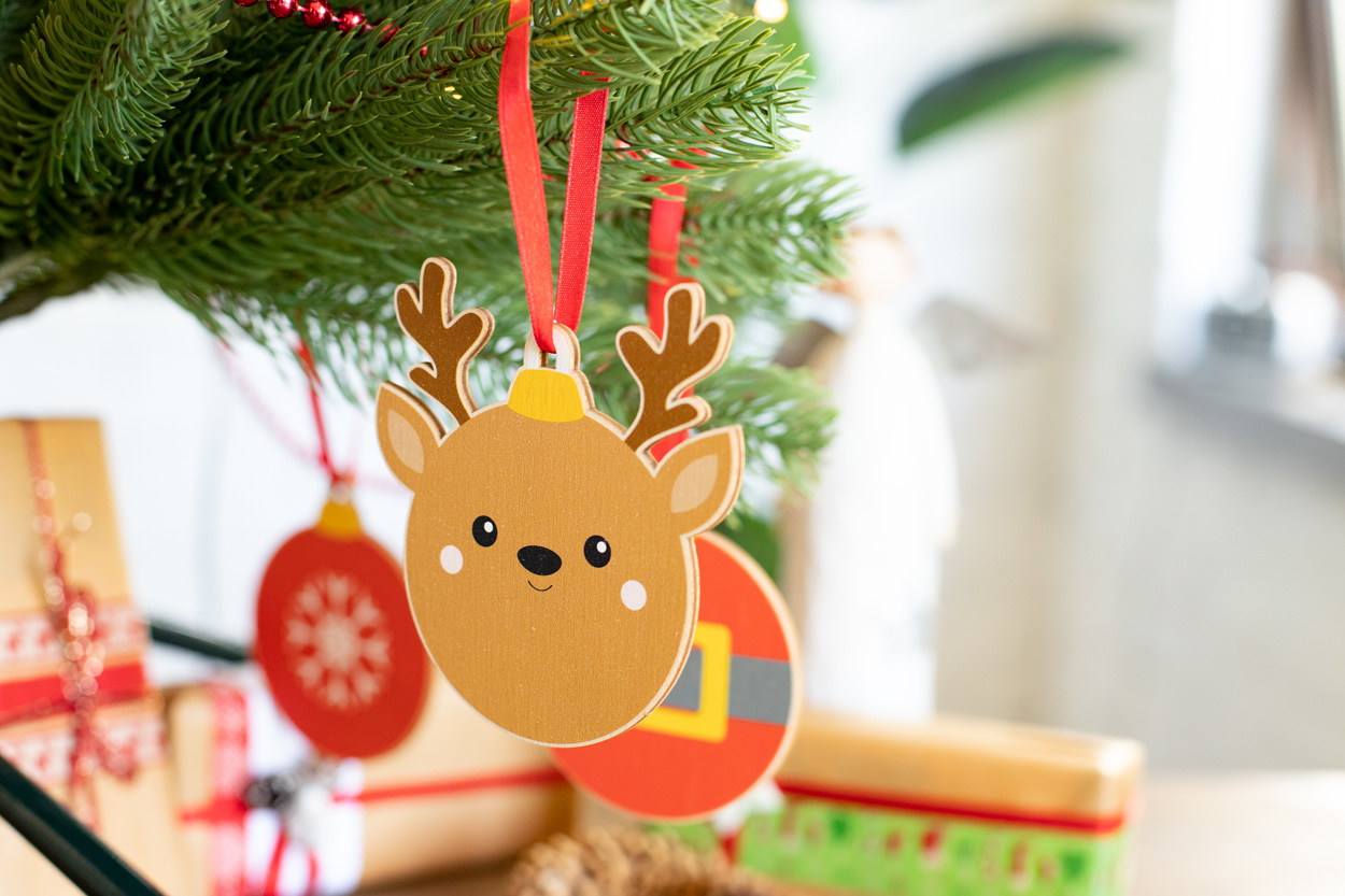 Weihnachtsbaumschmuck | Birkensperrholz | Weihnachtsdesign & rotes Band | Braun