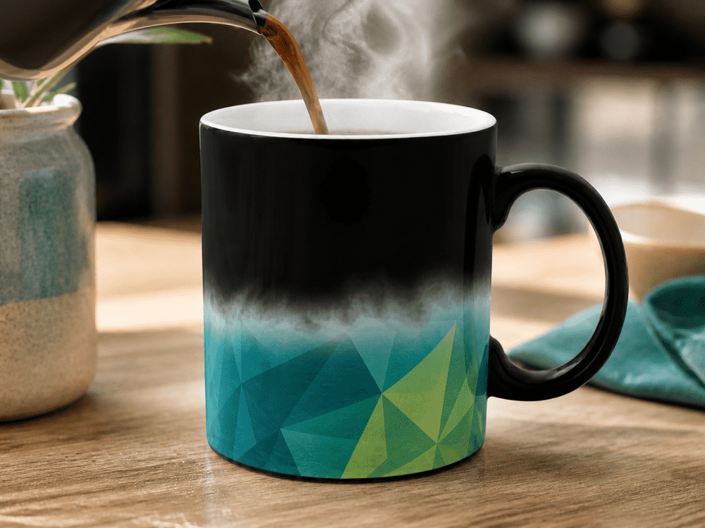 Große Ansicht einer schwarzen Zaubertasse mit Wärmeeffekt