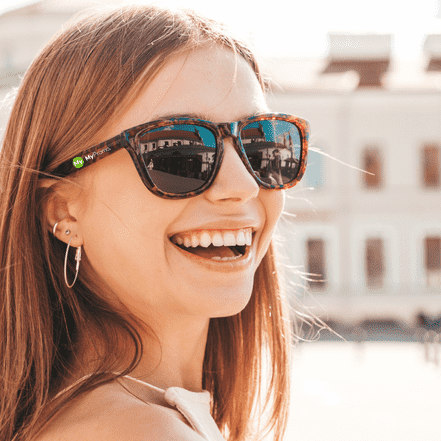 Frau mit bedruckter Sonnenbrille