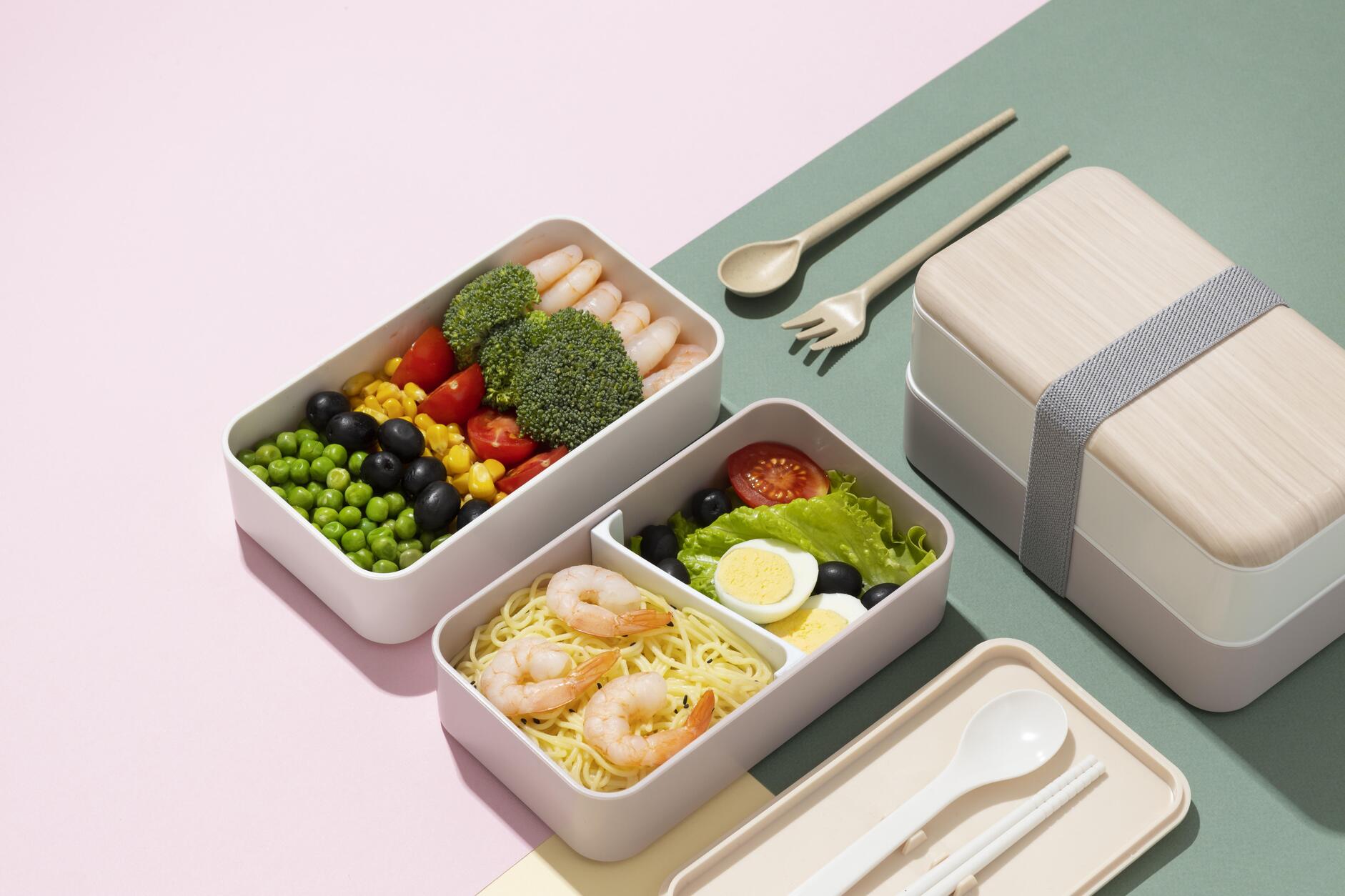 Lunch box contenant un repas préparé pour le bureau
