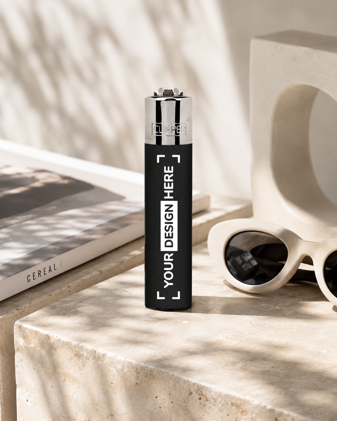 Briquet Clipper noir personnalisable dans une ambiance lifestyle