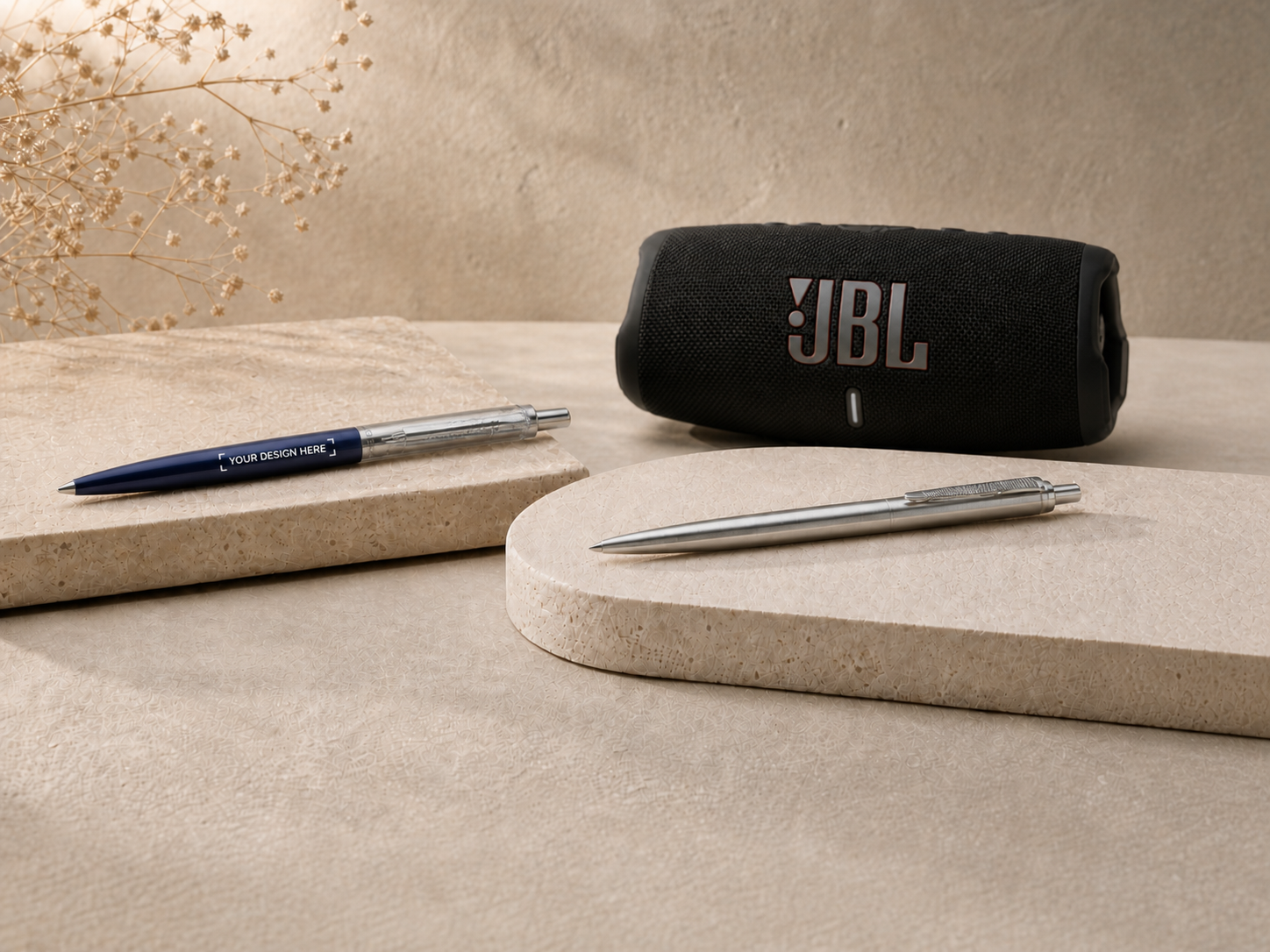 Carnet premium gravé, gourde quiet luxury et textile brodé