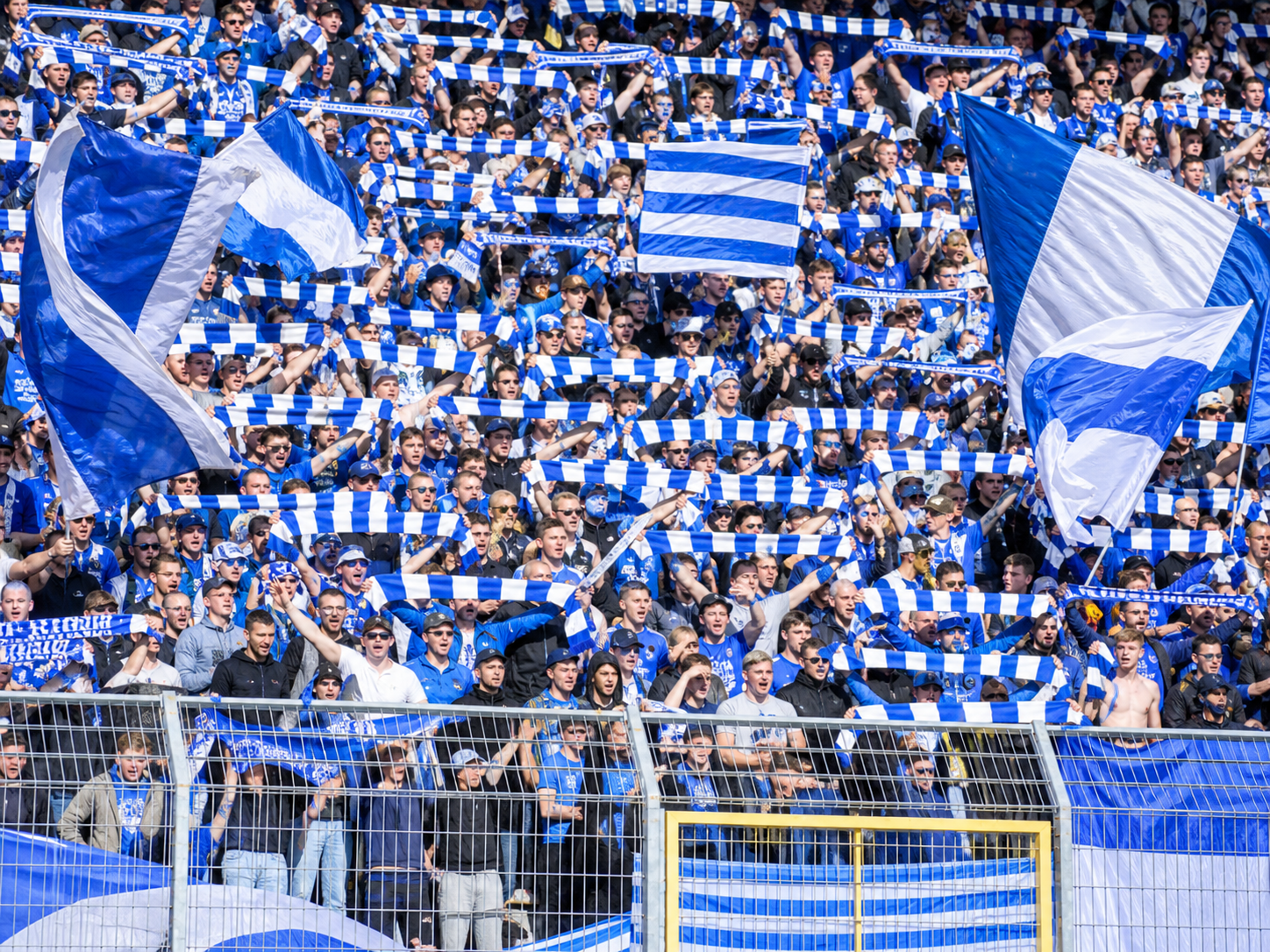 Fanartikel beim Heimspiel eines Fußballvereins