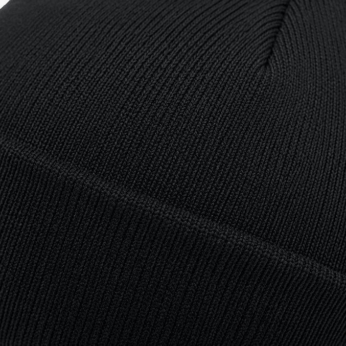Nahaufnahme einer bestickten Strickmütze