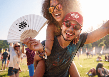 Goodies d'été pour événements outdoor avec gourdes, casquettes, lunettes de soleil et sacs personnalisés