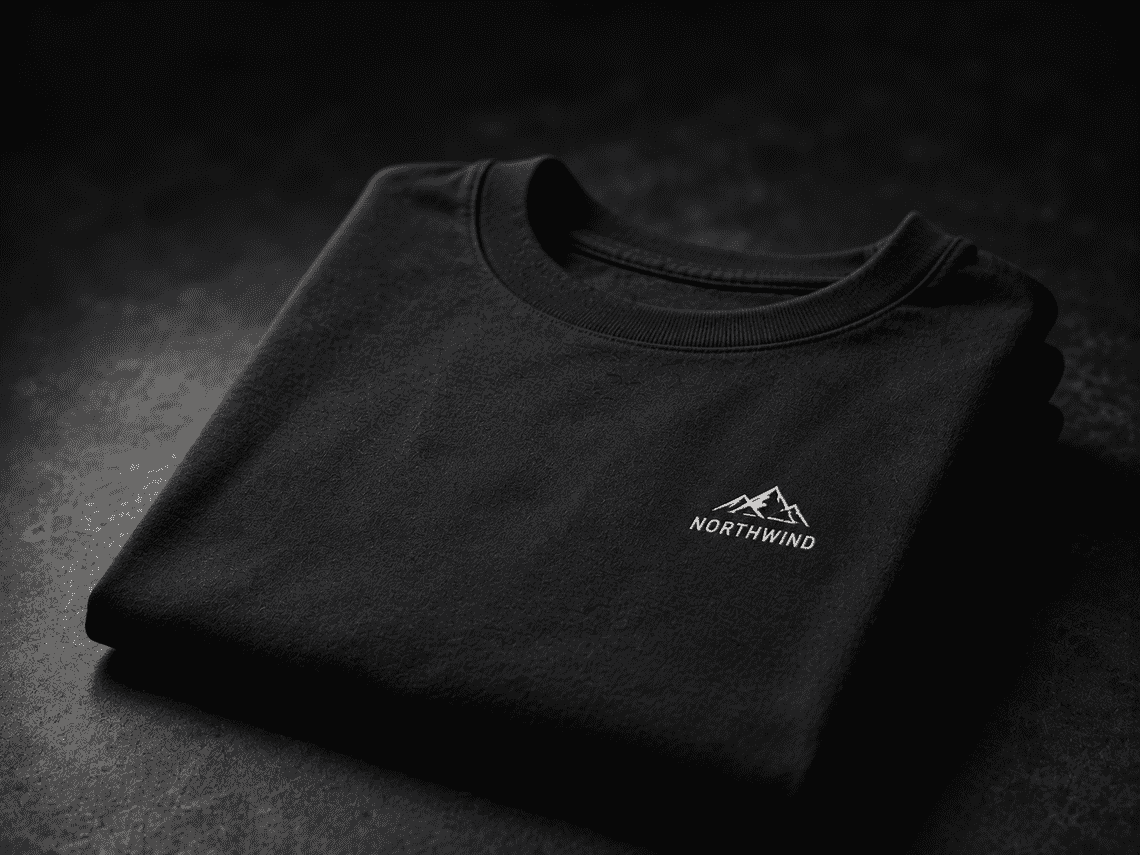 Besticktes T-Shirt mit Logo auf der Brust