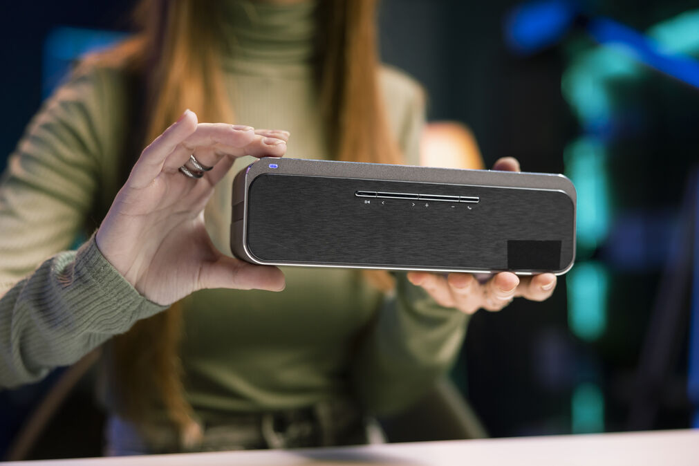 Bluetooth-Lautsprecher als Werbegeschenk auf einem Schreibtisch
