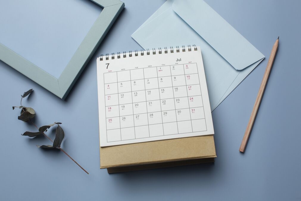 Werbekalender und Planer auf einem Bueroschreibtisch