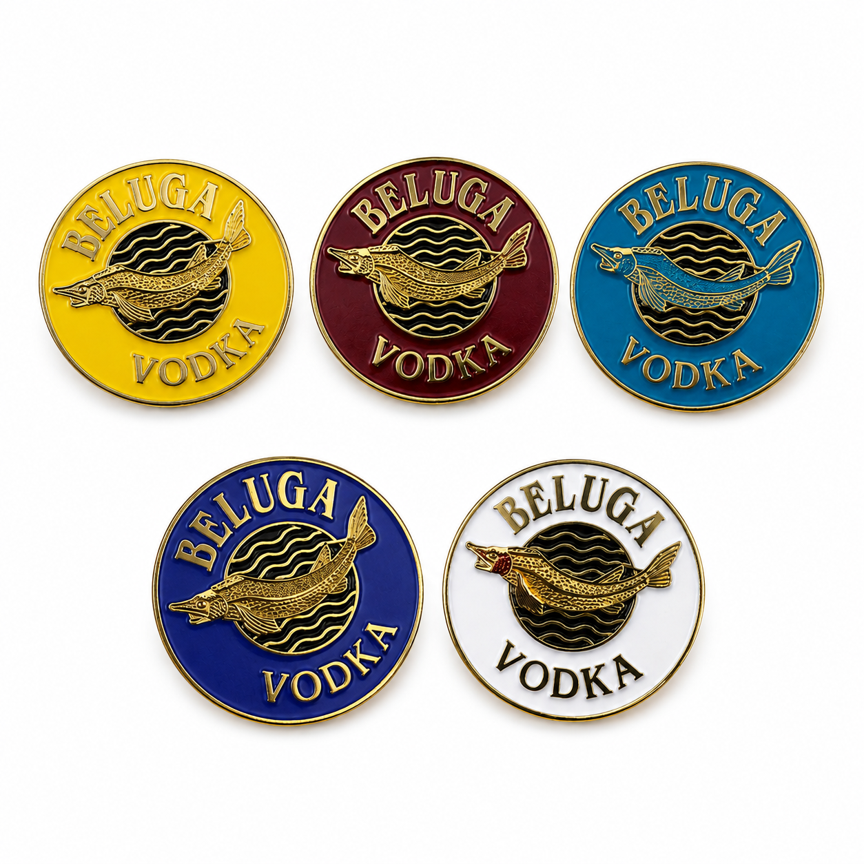 Runde Beluga Vodka Emaille-Pins in Gelb, Bordeaux, Hellblau, Tiefblau und Weiß mit goldenem Stör-Emblem