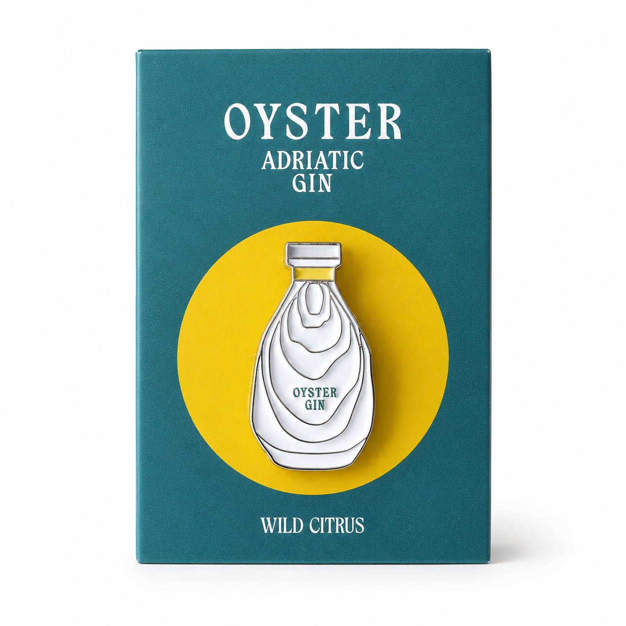 Emaille-Pin Oyster Adriatic Gin Wild Citrus mit weißer Flasche auf einer blaugrünen Karte mit gelber Scheibe