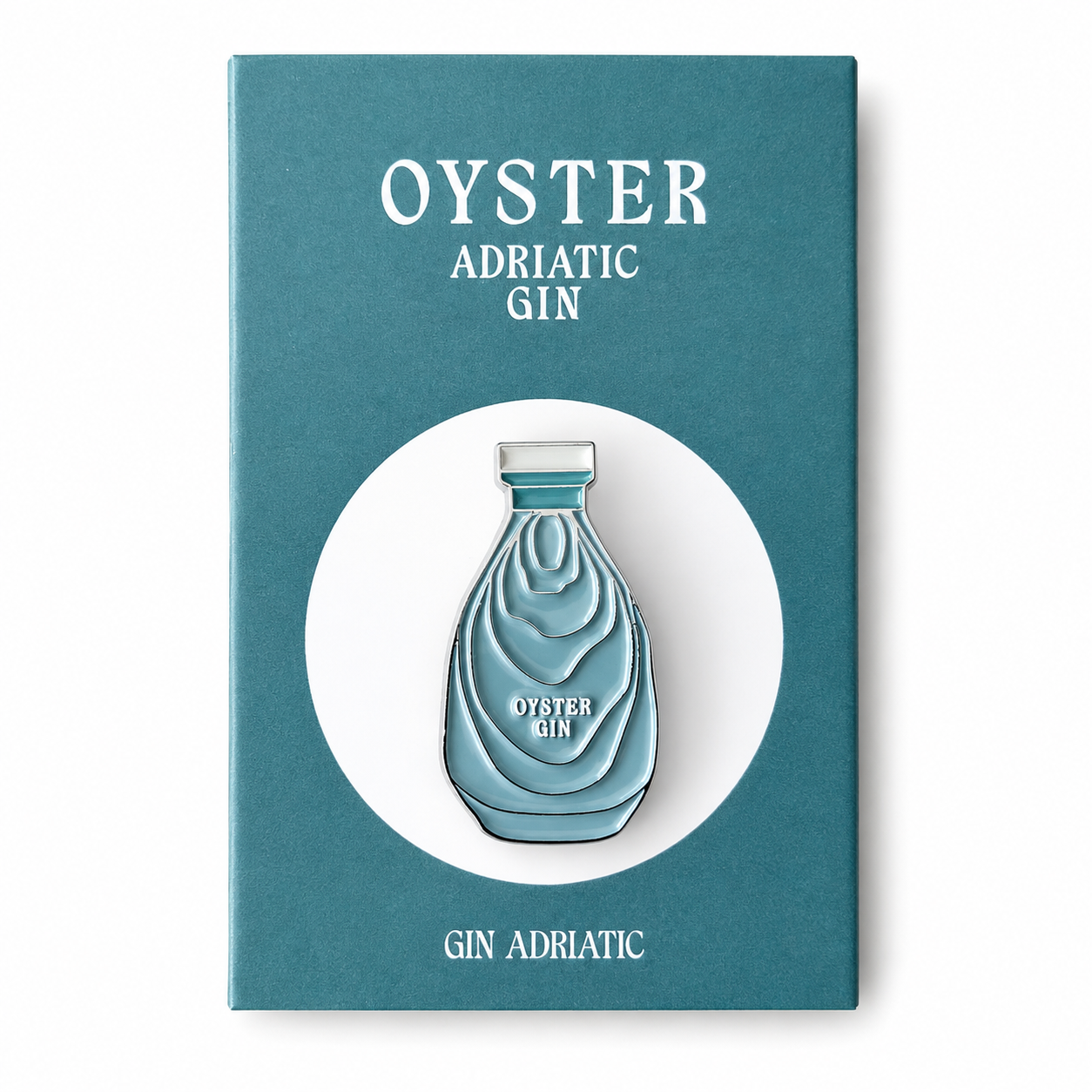 Emaille-Pin Oyster Adriatic Gin in Form der hellblauen Ginflasche auf einer bedruckten blaugrünen Präsentationskarte